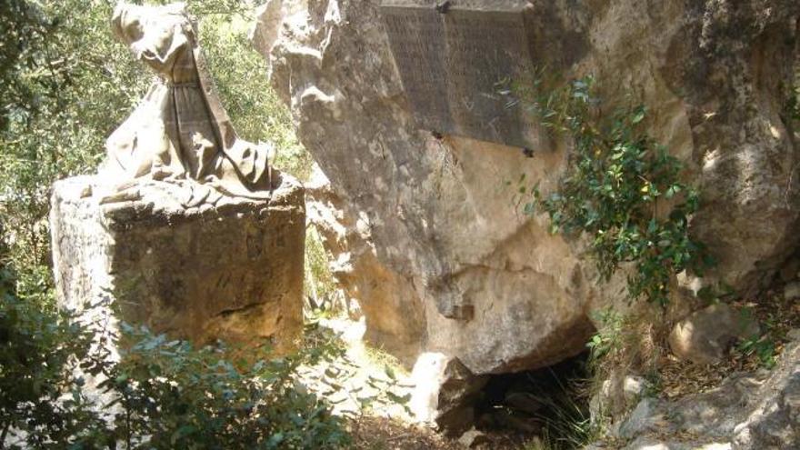 La estatua del beato se encuentra mutilada y la lápida visiblemente garabateada.