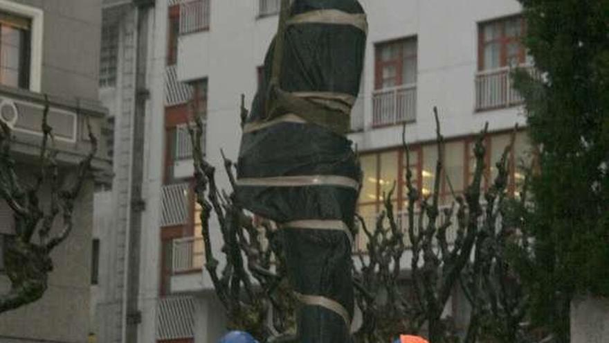 La retirada de la estatua, en enero de 2010. / eduardo vicente