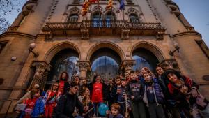 Las familias de la Escola Entença, frente a la sede del distrito, antes de comenzar el pleno extraordinario.