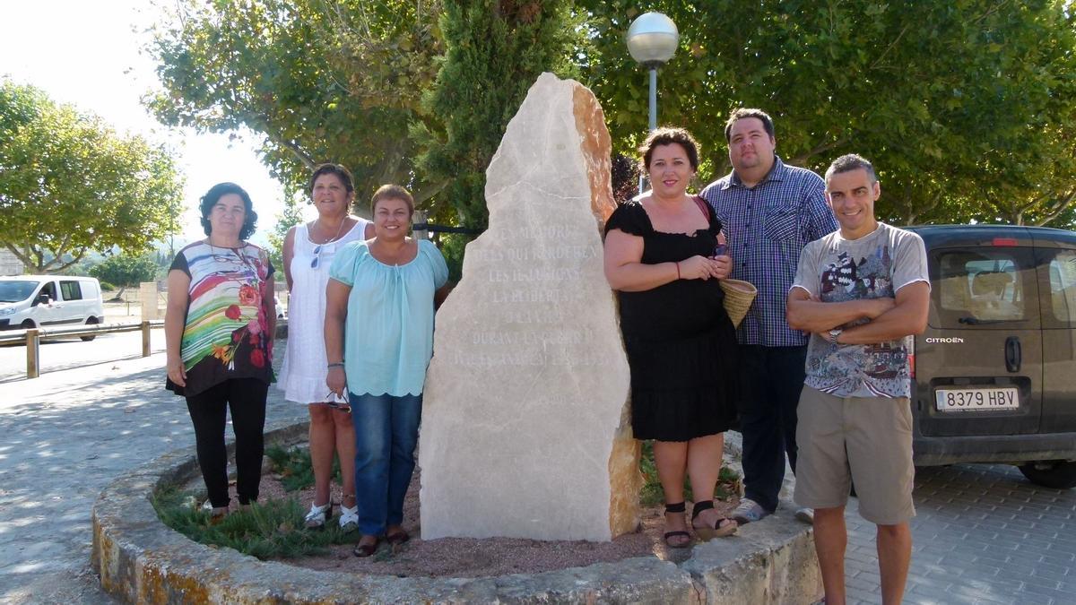 Imagen de la placa ubicada en el cementerio de Alcúdia, el día de su instalación en el año 2014.
