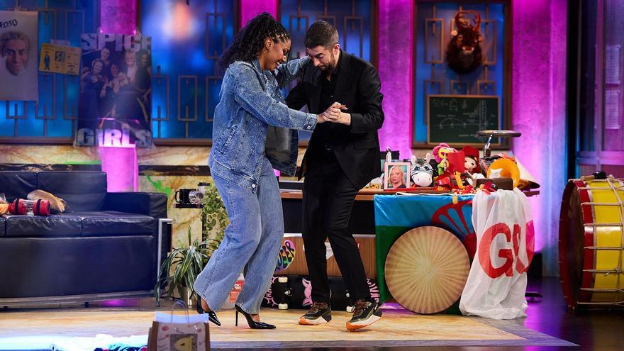 Nia Correia enseña a Broncano a bailar salsa y se sincera en &#039;La Revuelta&#039;
