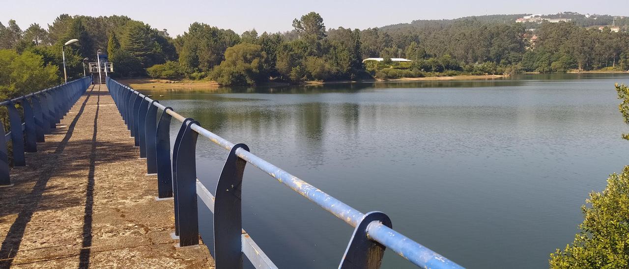 Vista del embalse de Zamáns.