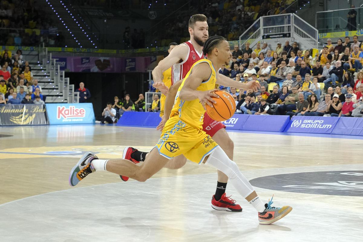 Isaiah Wong conduce el balón en el duelo del pasado sábado entre el Granca y el Zaragoza.