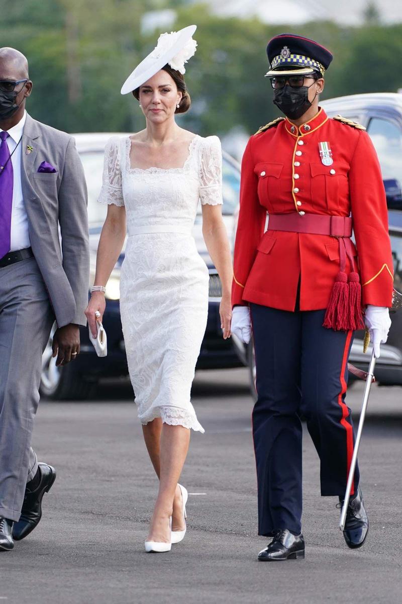 Kate Middleton con vestido de encaje blanco de Alexander McQueen en Jamaica