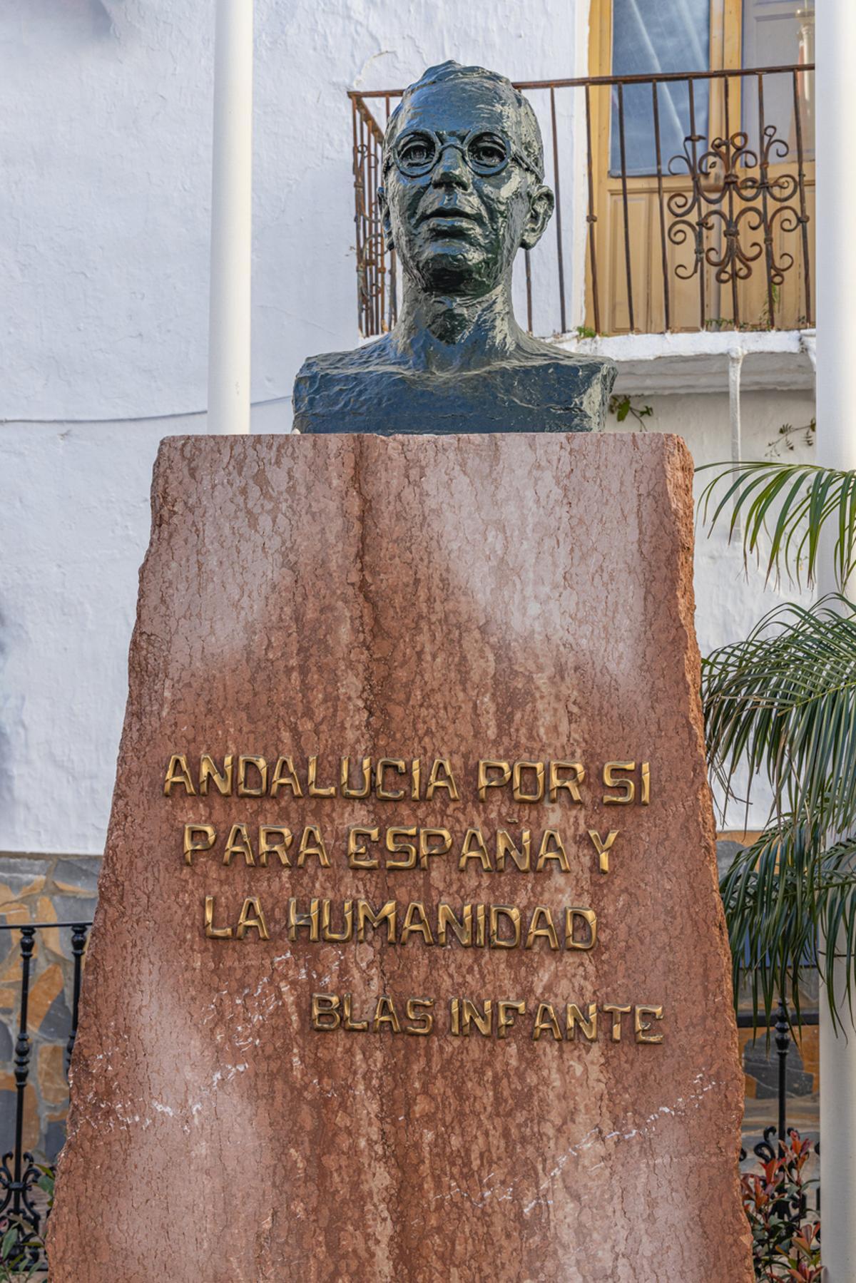 Busto conmemorativo de Blas Infante, diciendo Andalucía, por España y la Humanidad