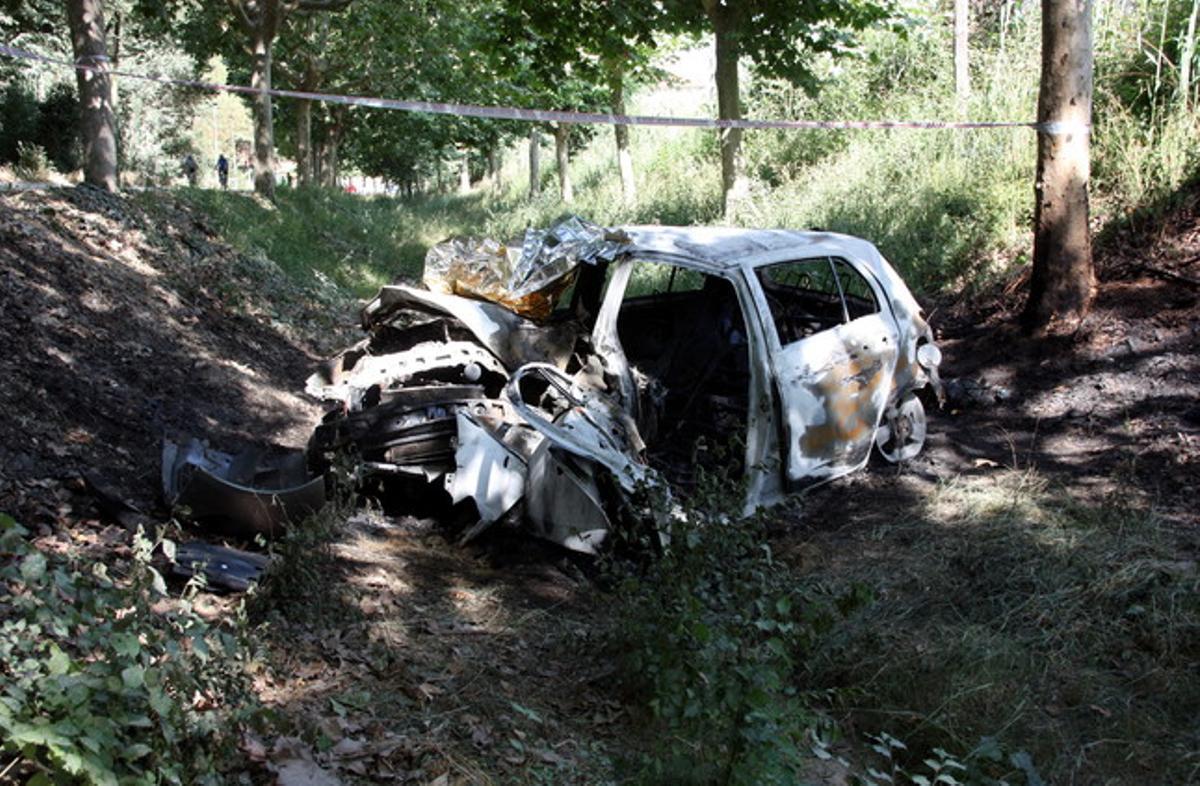 El vehicle ha quedat calcinat a l’incendiar-se després de xocar contra un arbre.