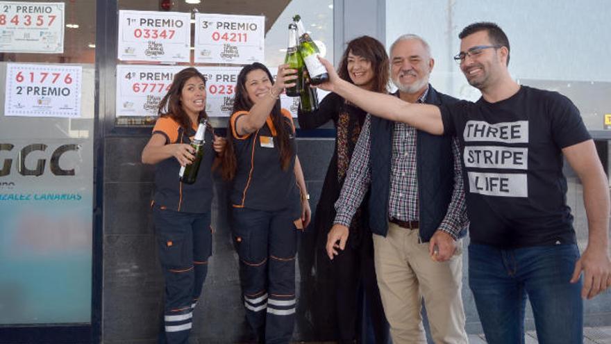 José Miguel González, su hija y empleadas de la gasolinera La Chasnera el 6 de enero de 2019.