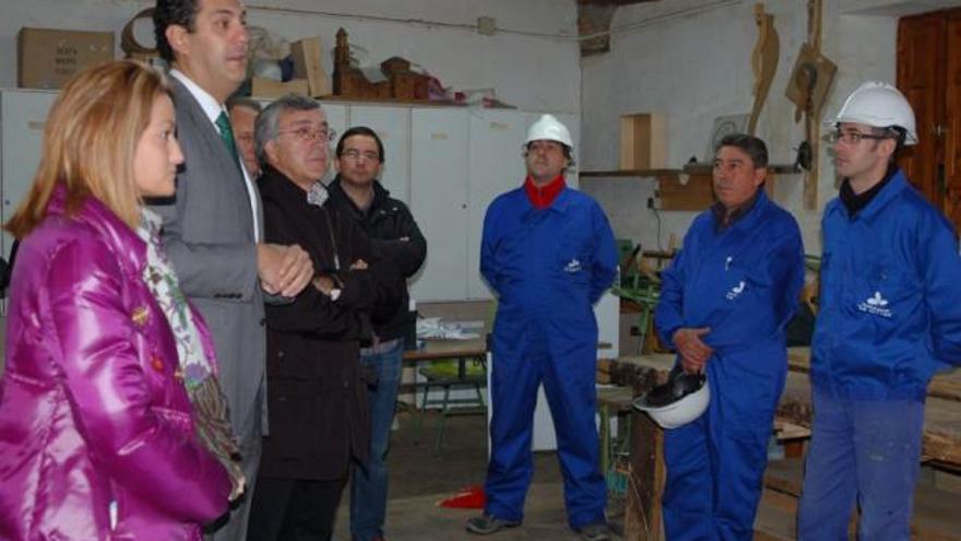 El delegado de la Junta con el alcalde de Puebla durante la visita al módulo de albañilería en el edificio de Moscabirote.