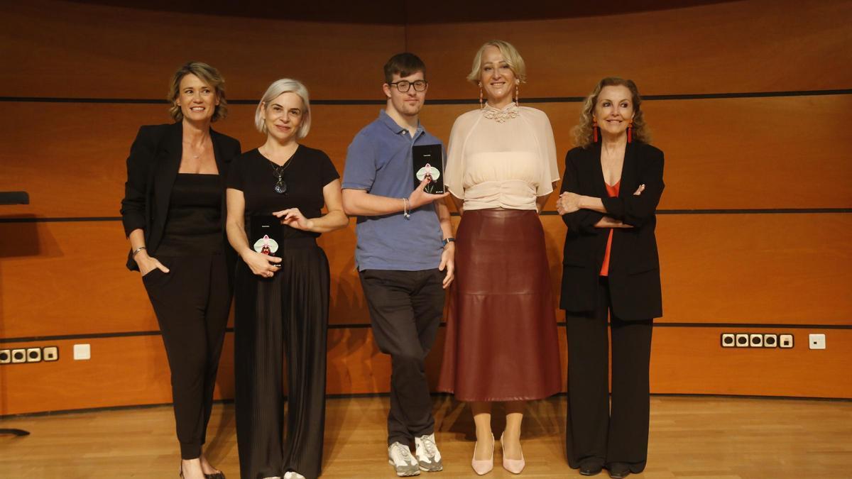 Los ganadores de los premios con Marta Iranzo y Mª Angeles Fayos.