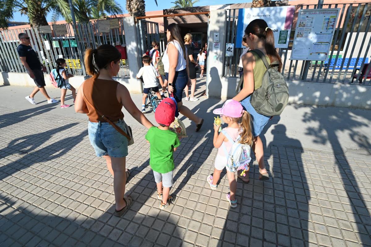 Los pequeños llevaron sus propios ventiladores y abanicos de mano a clase por el extremo calor que padecen en Elche