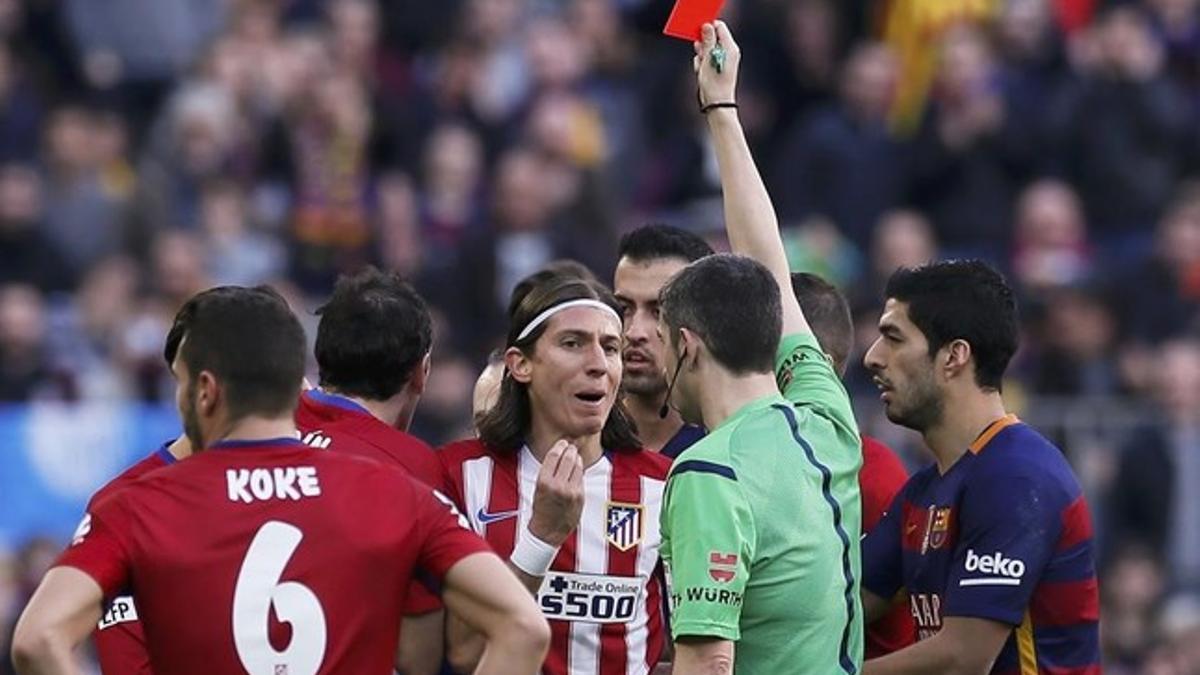 Undiano Mallenco expulsa a Filipe Luis  tras dar un plantillazo a Messi en el Barça-Atlético.