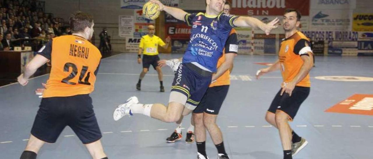 Alberto Casares lanza a puerta en el partido de Copa EHF ante el CSM Bucuresti. // Santos Álvarez