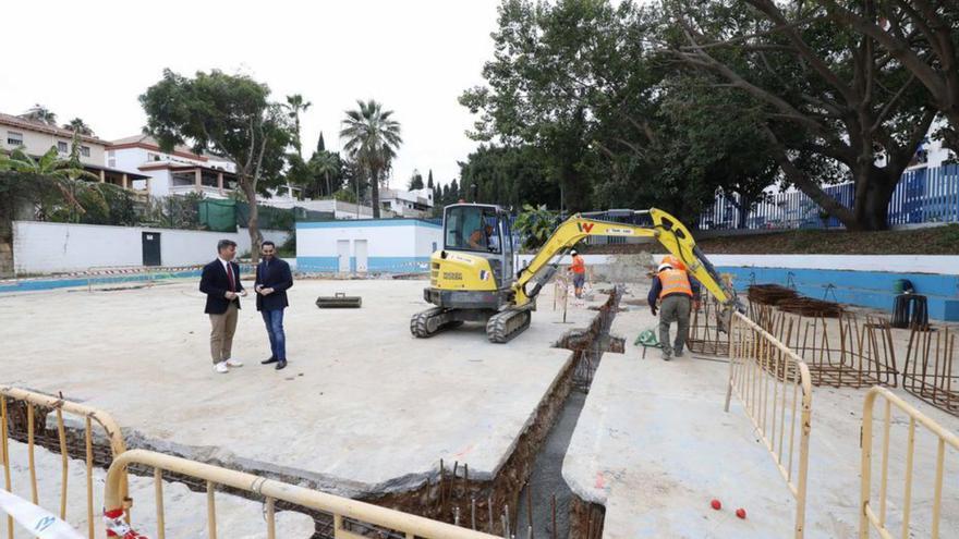 Operarios trabajan en la construcción del pabellón.