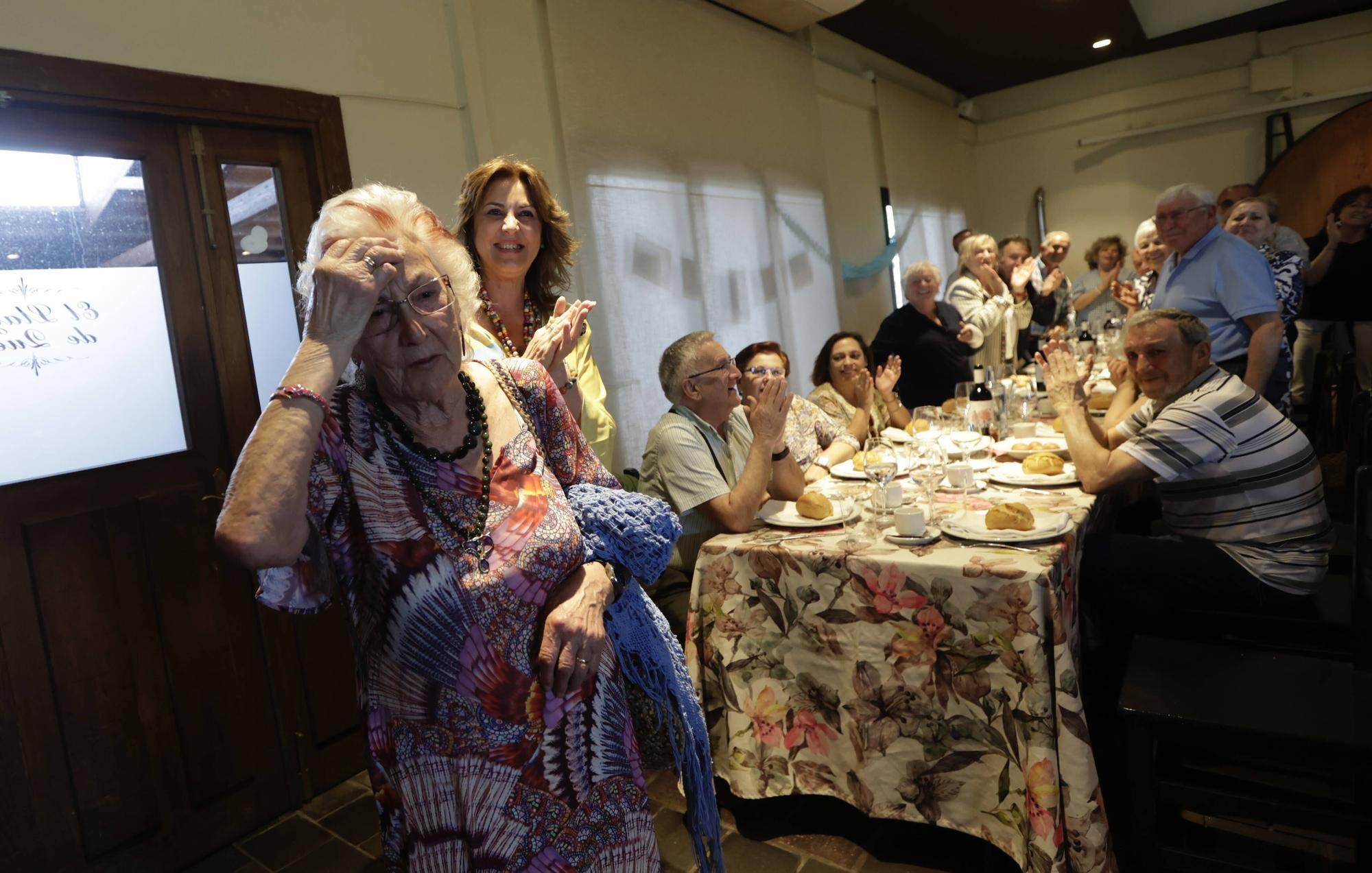 Asistentes al homenaje a Líber la del estanco de Cerdeño. 