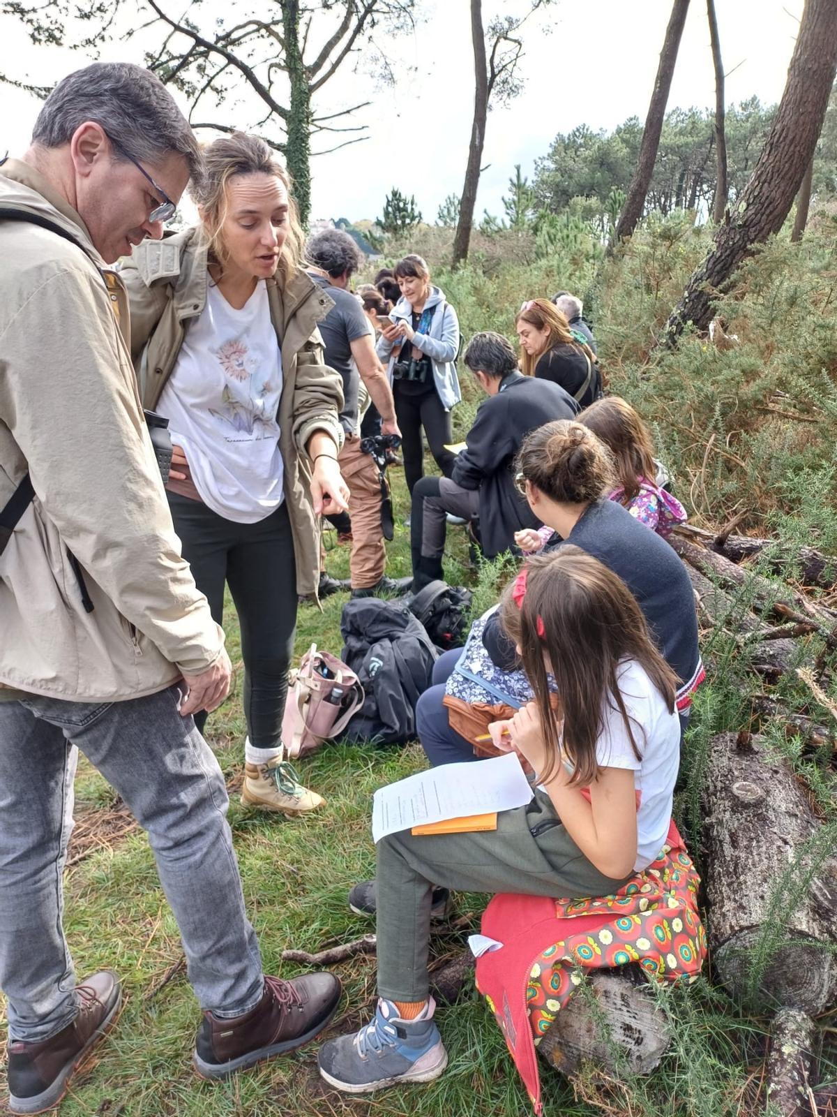 Asistentes a la visita guiada a la isla de Cortegada para disfrutar de su flora y su fauna.