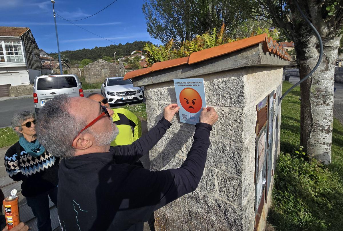 La Plataforma Augas Limpas convocó este viernes una concentración y protesta para colocar carteles advirtiendo de los vertidos de fecales a la ría de Aldán