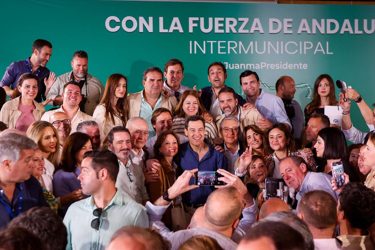 Córdoba. El presidente del PP, Alberto Núñez Feijóo, y el presidente del PP de Andalucía, Juanma Moreno, clausuran la Intermunicipal del Partido Popular de Andalucía, que se celebrará en Córdoba