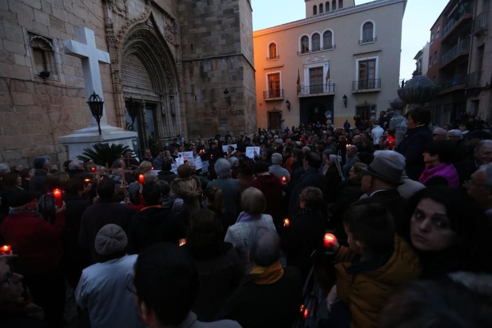 Unos 300 vecinos se concentran en la plaza de España para defender la Cruz ante su inminente retirada y con un espectacular despliegue de Guardia Civil para evitar incidentes.