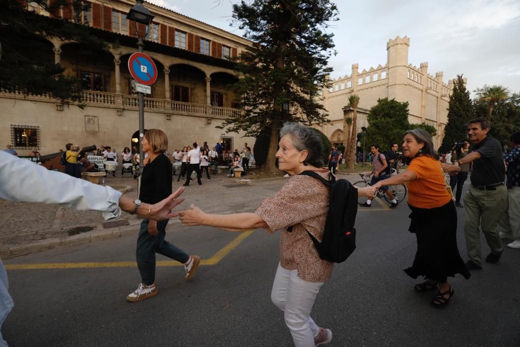 Cientos de personas protestan ante el Consolat contra la masificación turística