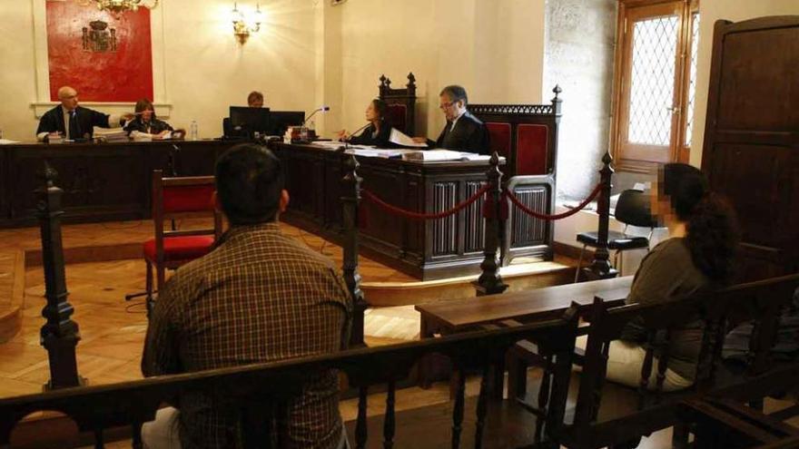 Los acusados, de espaldas, en el banquillo de la Audiencia durante el juicio celebrado ayer.