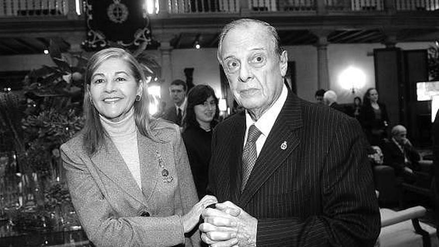 María Teresa Álvarez y Sabino Fernández Campo, antes de la entrega de los premios Príncipe de Asturias de 2008.