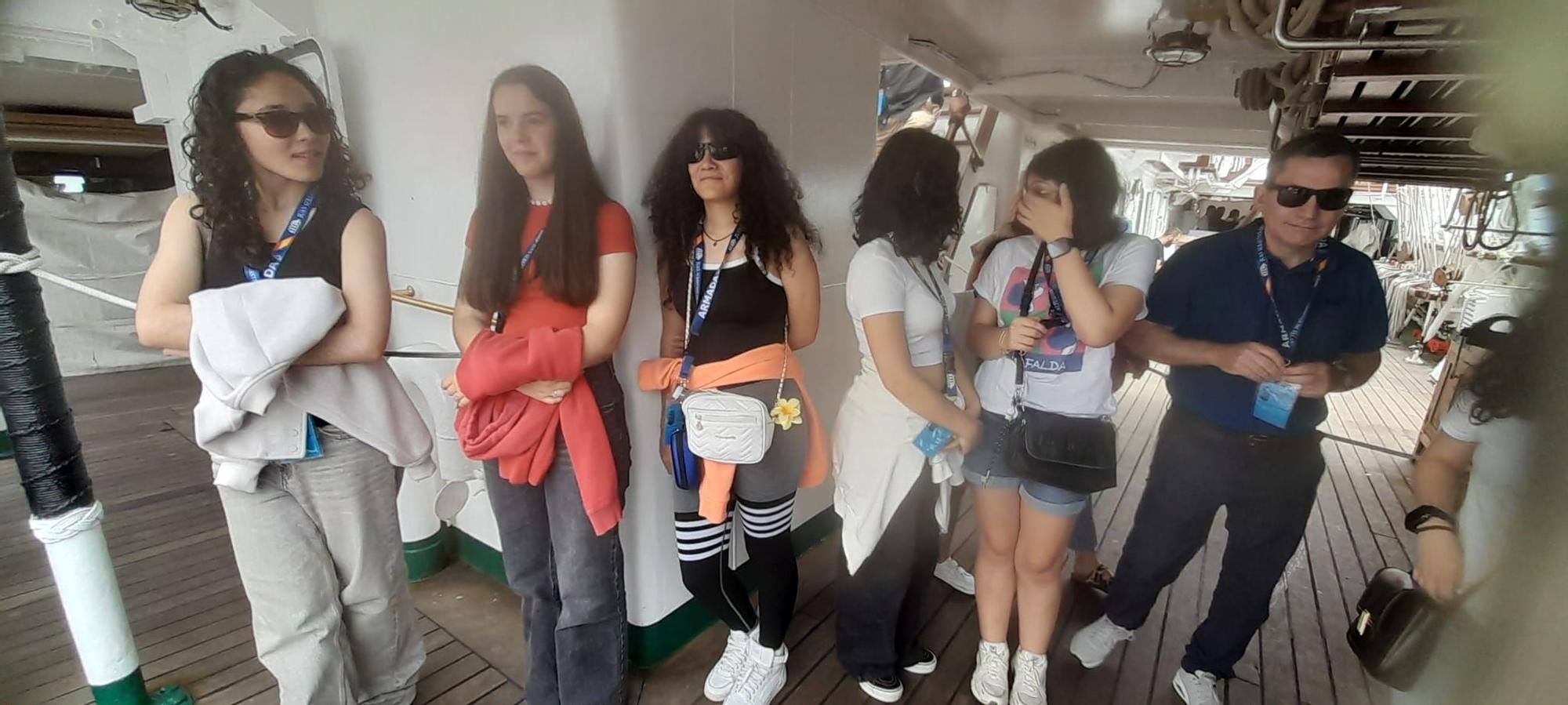 Los estudiantes del instituto de Vegadeo son recibidos en el “Elcano”