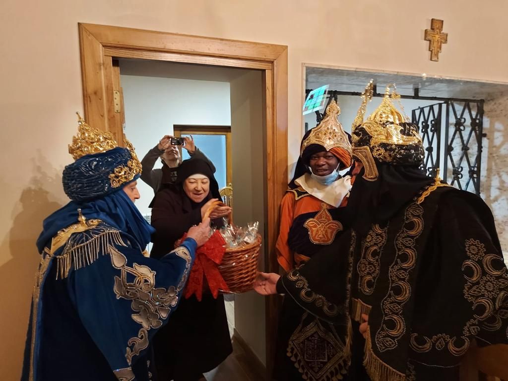 Los Reyes Magos ya están en Villaviciosa: así ha sido su emotivo encuentro con las personas mayores del concejo