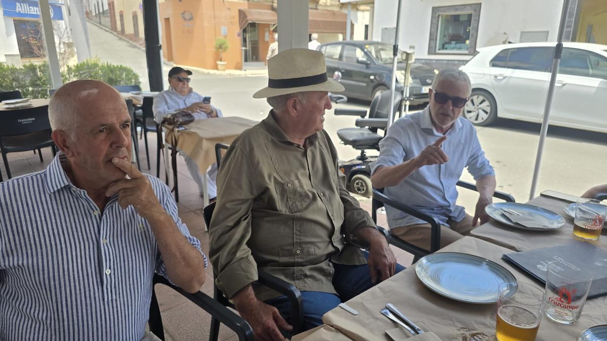 De izquierda a derecha, Rafael Romera, Antonio Fernández y Antonio Romera, conversan sobre la campaña.