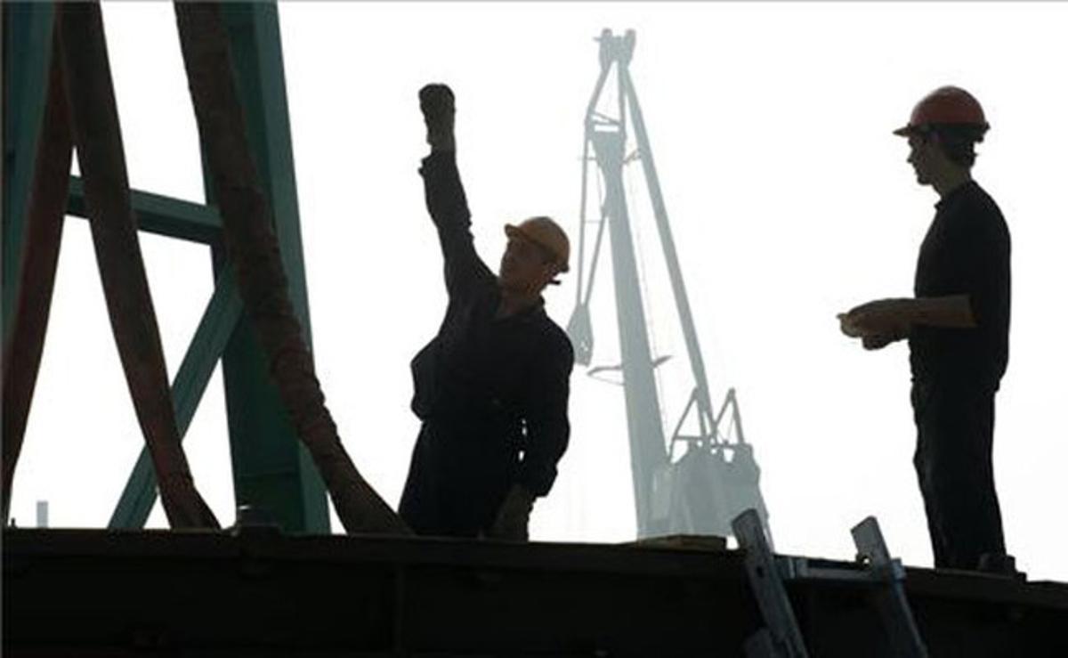 Una grua opera per aixecar una turbina rotatòria que serà traslladada a una central hidroelèctrica situada als afores de la ciutat russa de Krasnoiarsk.