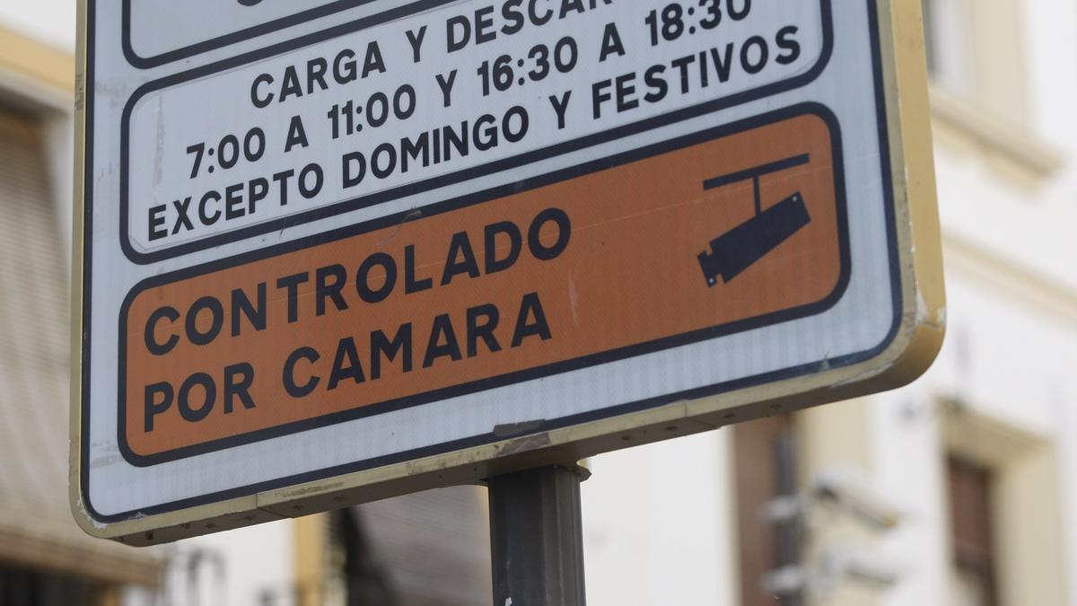 Cartel con aviso de control por cámara en la calle Alfaros.