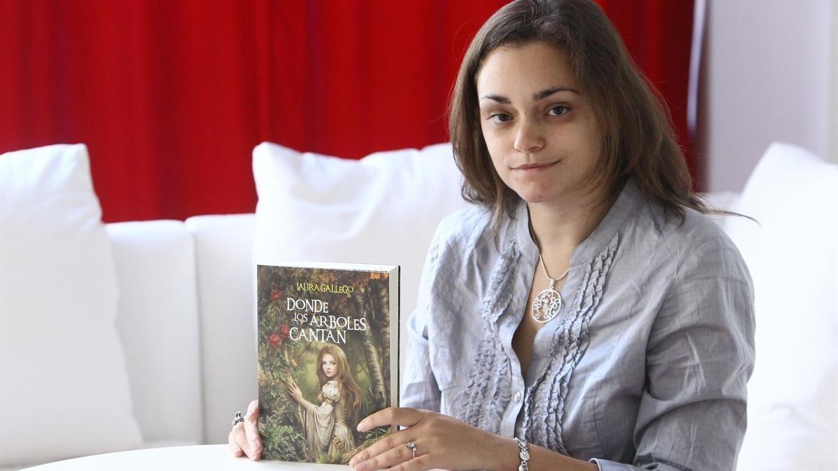 Laura Gallego amb el llibre 'Donde los árboles cantan'