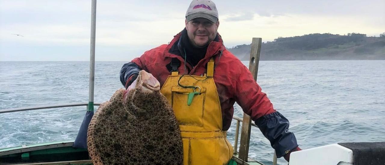Sergio García Fernández, con el rodaballo