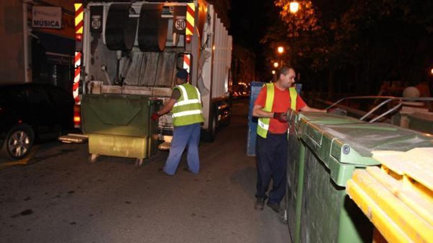 Imagen de archivo de un camión de recogida de la basura de carga trasera en el casco urbano de A Estrada. // Bernabé / Cris M.V.