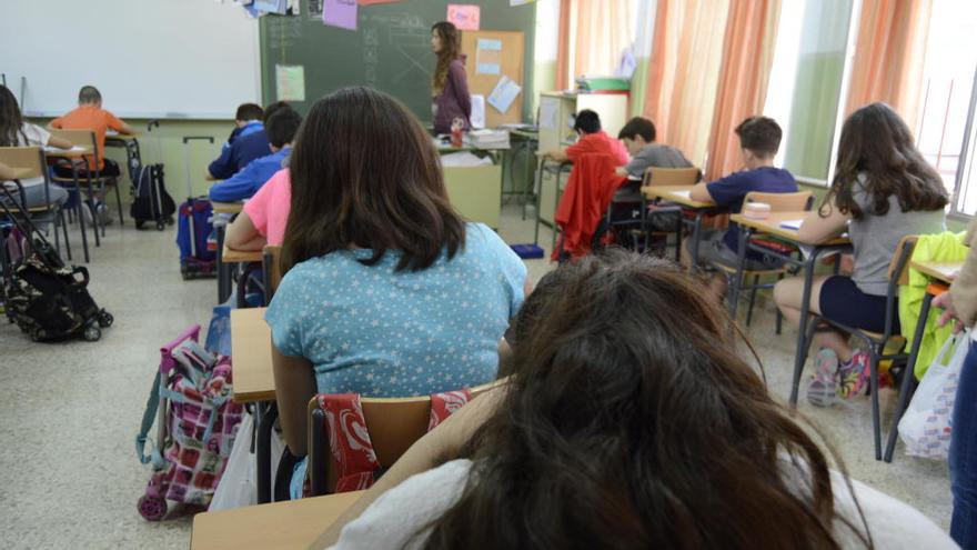 Docentes proponen que se prohíba el uso del móvil en las aulas