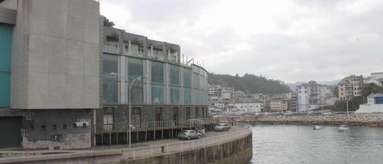 El edificio de los almacenes de pescadores, en el Muelle Nuevo de Luarca, en primer término.