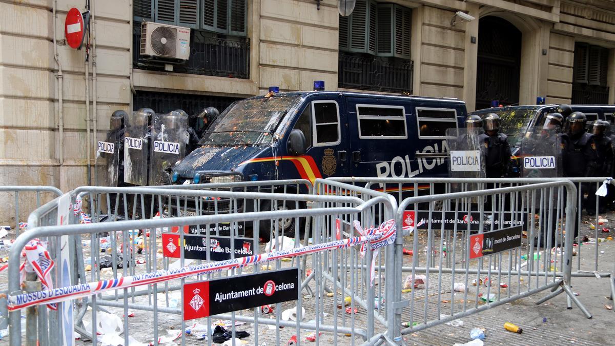 Agentes junto a la comisaría de Via Laietana en Barcelona