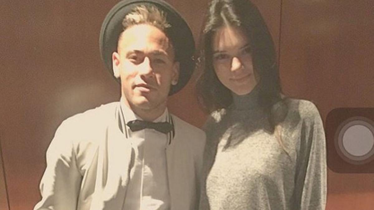 Neymar colgó en Instagram esta imagen junto a la modelo