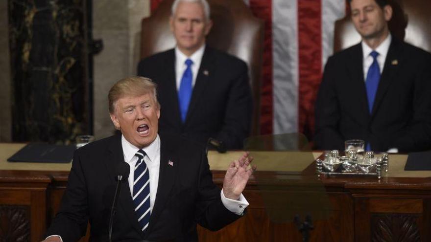 Trump suaviza su tono pero mantiene su mensaje en su primer discurso al Congreso