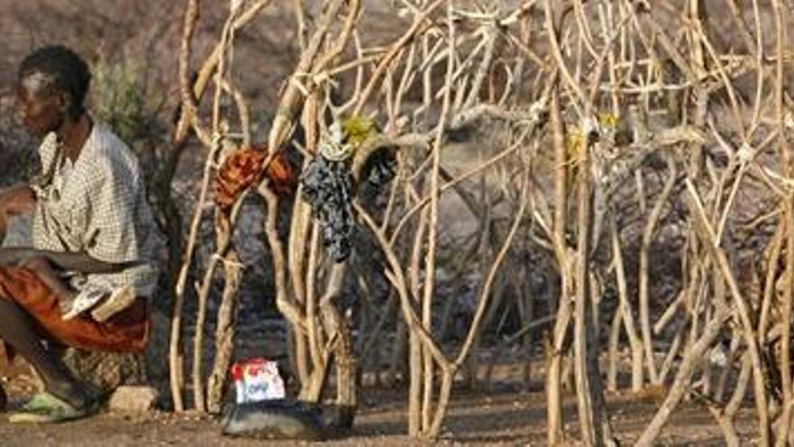 Una mujer le da el pecho a su hija en un campo para desplazados internos en  Kenia.