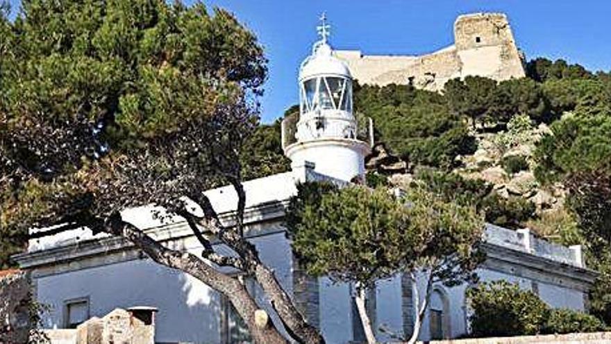 El far de Roses, situat sobre la punta de la Poncella, a tocar el castell de la Trinitat.