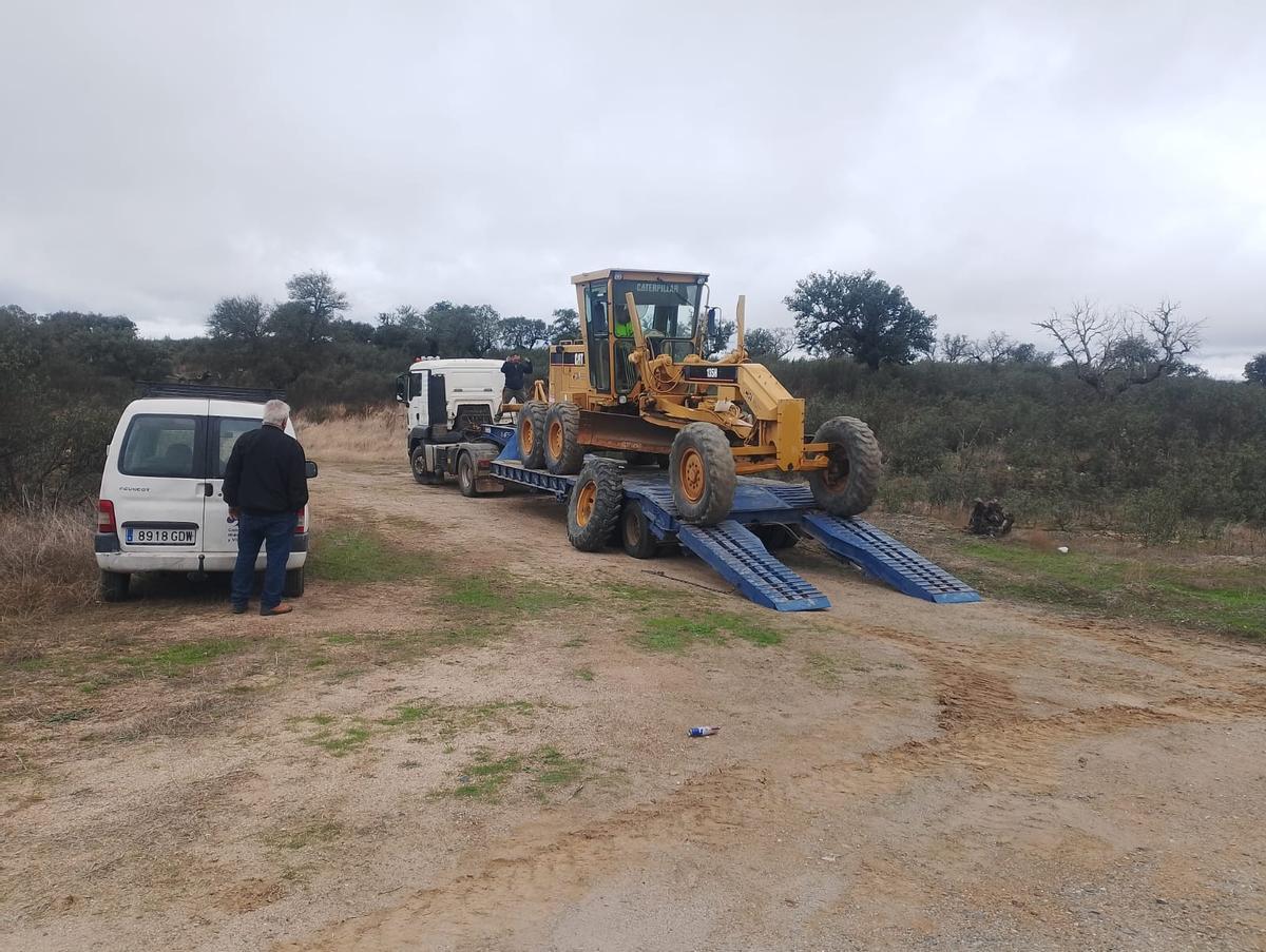Las máquinas, sin poder acceder a la finca.