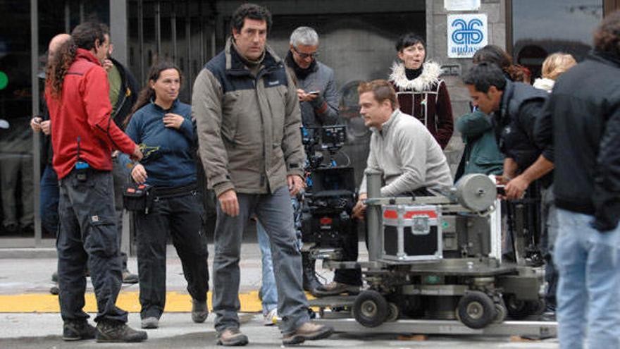 Daniel Calparsoro y miembros de su equipo durante el rodaje de &#039;Invasor&#039; en A Coruña. / Fran Martínez