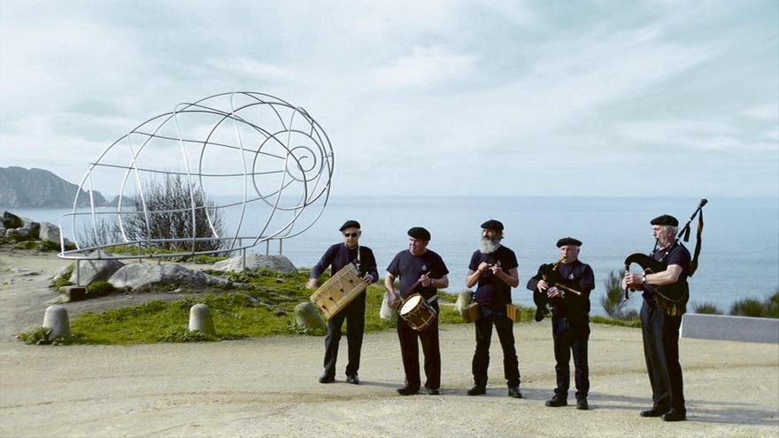 Os Gaiteiros do Mar tocando en Cabo Home. // FdV