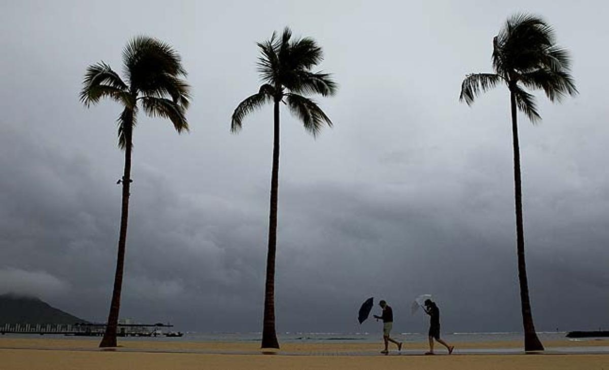 Una parella camina per una platja de Waikiki, a Honolulu (Hawaii).