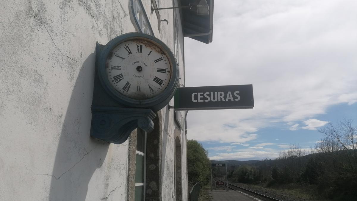 Reloj de la antigua estación de Cesuras, que hace años que no da la hora.