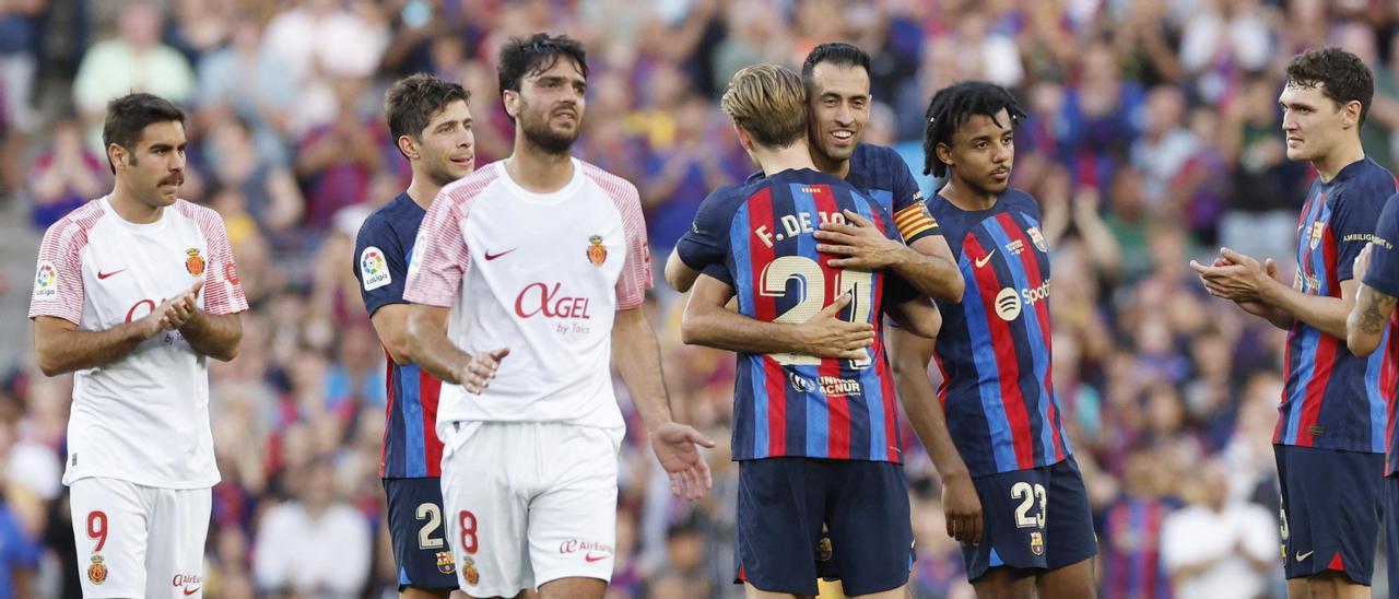 Abdón i Grenier aplaudeixen a Busquets, que s'acomiadava del Barça