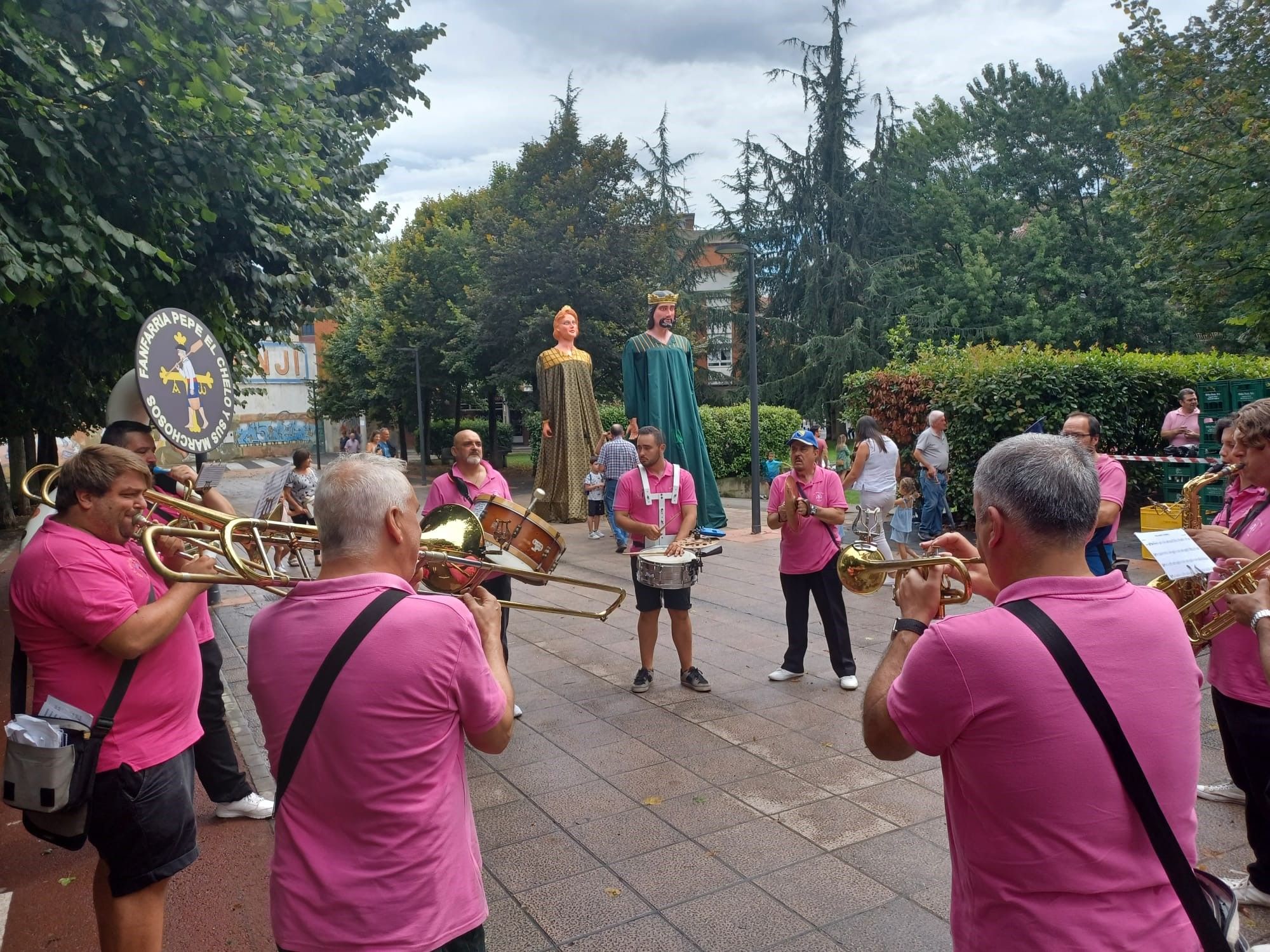 Lugones celebra su comida en la calle: "Que no falte la fiesta, que ya nos hacía falta"