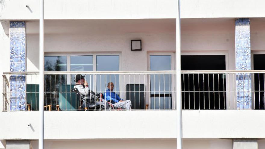 Algunos usuarios del centro de mayores de Taliarte, en el municipio de Telde, descansando en la terraza.