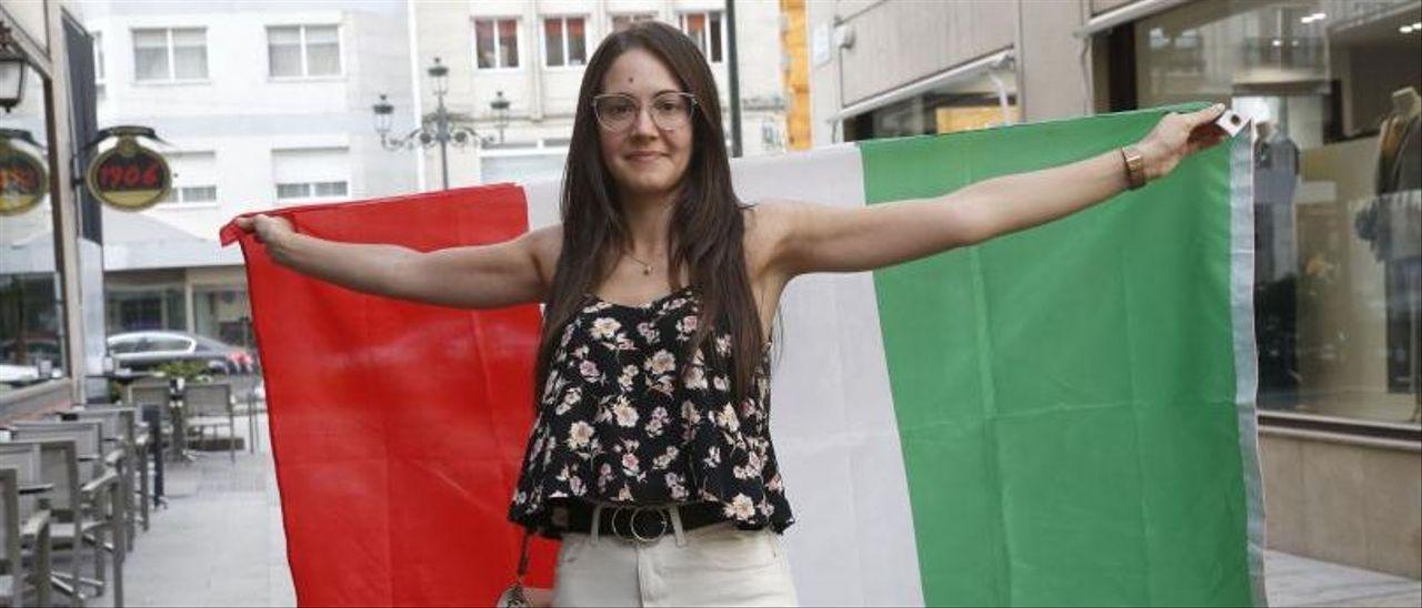 Tatiana Vendramini sujetando este viernes una bandera de Italia en la ciudad olívica.
