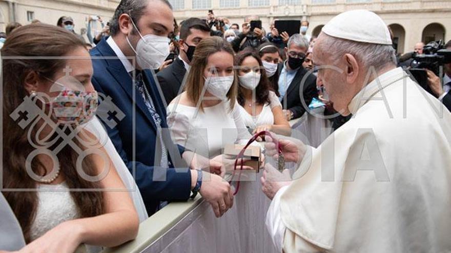 Dos emeritenses entregan al Papa la medalla de la asociación de Santa Eulalia